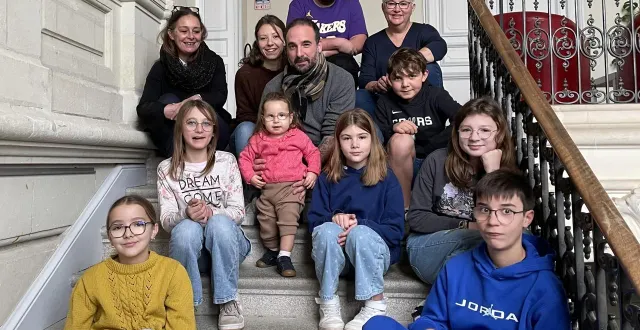 photo  élia, ses parents, et les jeunes élus du cmj.  &copy;  co 