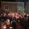 photo avant un spectacle de feu au théâtre de verdure, la traditionnelle balade aux flambeaux clôturera le marché de noël de parcé-sur-sarthe.