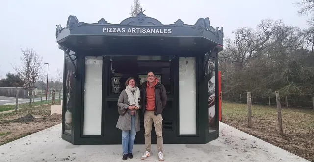 photo  natacha, ancienne infirmière, et vincent, ex-directeur de restauration sur autoroute, ouvrent leur troisième kiosque à pizzas.  &copy;  co. 