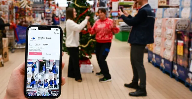 photo  cholet, vendredi 19 décembre 2025. les magasins carrefour comptent parfois plusieurs millions de vues sur tiktok.  &copy;  co - josselin clair 