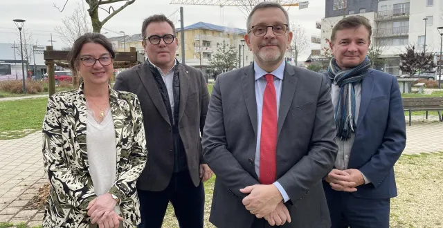 photo  le candidat aux municipales philippe bolo et son équipe vont à la rencontre des avrillais afin d’entendre leurs remarques, leurs propositions, leurs priorités dans la vie de tous les jours.  &copy;  co 