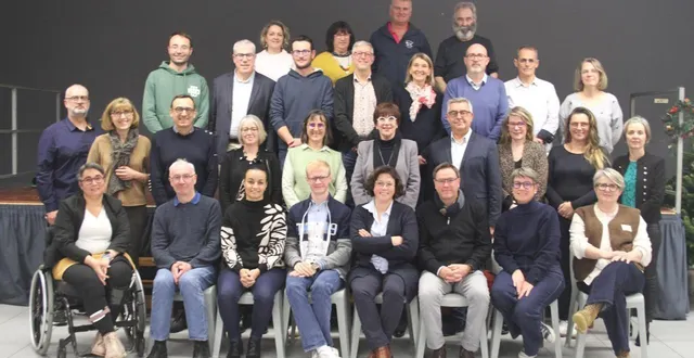 photo  la liste de michèle michaud  (premier rang debout, sixième en partant de la gauche).  &copy;  co  