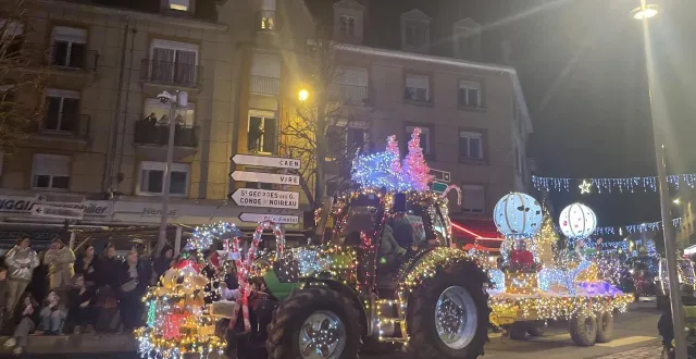 photo  les tracteurs illuminés ont défilé ce vendredi 19 décembre 2025 dans les rues de flers, dans l’orne.  &copy;  ouest-france 