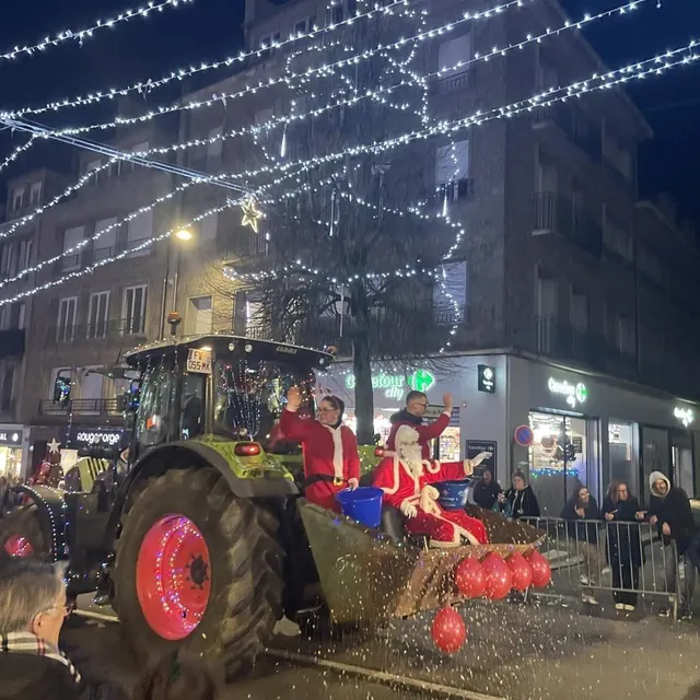 photo une trentaine de tracteurs ont défilé, ce vendredi 19 décembre à flers, dans l’orne, avec le père noël dans un tracteur.  ©  ouest-france