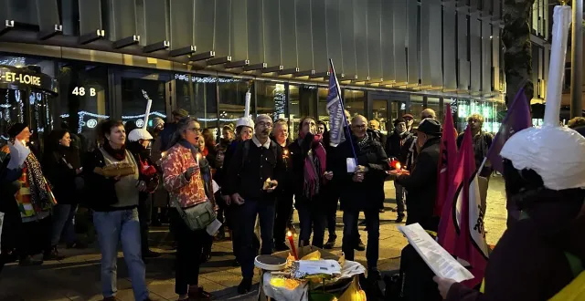 photo  angers, vendredi 19 décembre 2025. une trentaine de manifestants, bougies sur la tête et gâteaux à la main, ont distribué des tracts aux passants du boulevard foch expliquant les conséquences de l’arrêt des subventions dans la culture le droit des femmes et le sport.  &copy;  co 