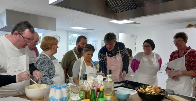 photo  autour d’arlette et d’hervé, qui lui montre comment incorporer les blancs d’œufs en neige, toute l’équipe de cuisiniers et cuisinières présente le mercredi 3 décembre à l’espace colibri du village pierre-rabhi à saint-barthélemy-d’anjou (maine-et-loire). .  &copy;  ouest-france 