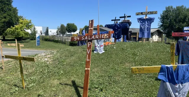 photo  sur le rond-point de la zone du saosnois où était installée l’usine, les salariés licenciés avaient planté des croix pour exprimer leur colère.  &copy;  le maine libre 