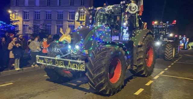 photo  la parade des tracteurs illuminés dans les rues d’argentan.  &copy;  ouest-france 