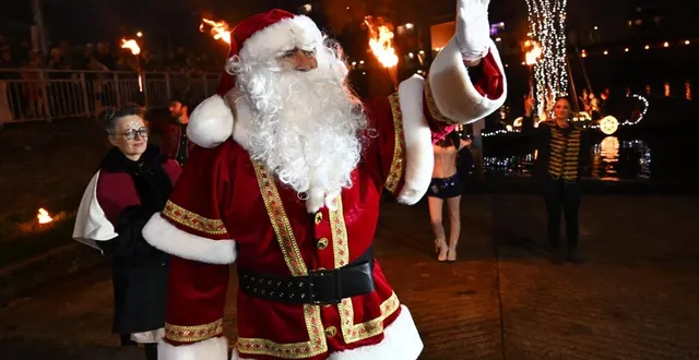 photo  après s’être arrêté au mans samedi 13 décembre 2025, le père noël fera escale à avezé ce dimanche 21 décembre 2025 pour venir rencontrer les enfants.  &copy;  le maine libre - denis lambert 