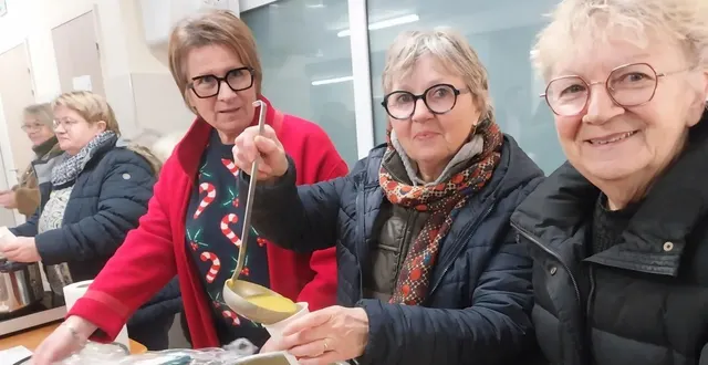 photo  mercredi, parmi la cinquantaine d’exposants du marché de noël, des bénévoles de l’association des familles proposaient différentes soupes aux visiteurs qui ont apprécié leur qualité. les bénévoles fournissaient également leurs recettes aux plus curieux.  &copy;  ouest-france 
