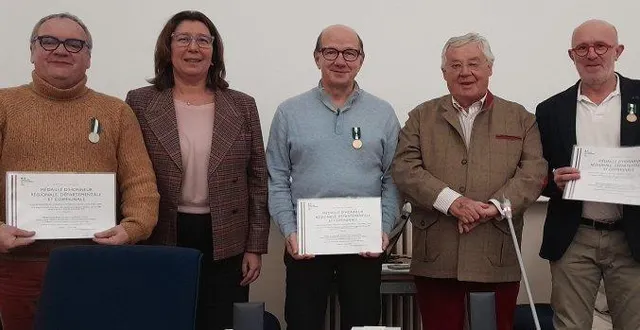 photo  de gauche à droite : claude noury, virginie valtier, maire, dominique vaux, jean- claude lenoir et denis pasquert.  &copy;  ouest-france 