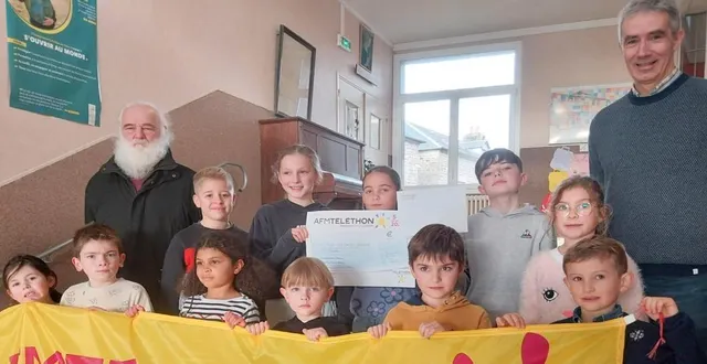 photo  à gauche, yves jeanne responsable du téléthon à la ferté-macé et à droite jean-christophe bréard, directeur de l’école.  &copy;  ouest-france 