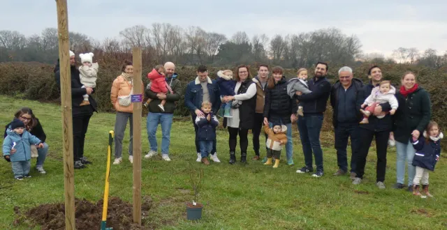 photo  bernard tronchet et une partie des parents et des enfants, à l’espace vert des coteaux du breuil.  &copy;  le maine libre 