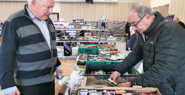 photo  christian (à droite), de connerré, déniche sur le stand de philippe girardon, de versailles, un camion transporteur de fusée.  &copy;  le maine libre. 