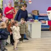 photo  le père noël n’a pas manqué de demander aux enfants s’ils avaient été assez sages pour mériter leurs cadeaux. 