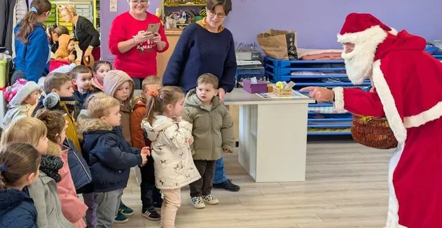 photo  le père noël n’a pas manqué de demander aux enfants s’ils avaient été assez sages pour mériter leurs cadeaux.  &copy;  ml 