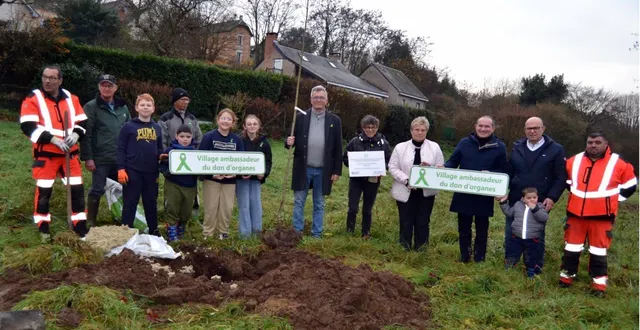 photo  élus, conseillers municipaux juniors et employés communaux ont planté un arbre au pré maubert.  &copy;  le maine libre 