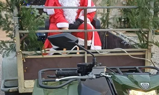 photo  le père noël est arrivé en quad pour la distribution de friandises.  &copy;  le maine libre 