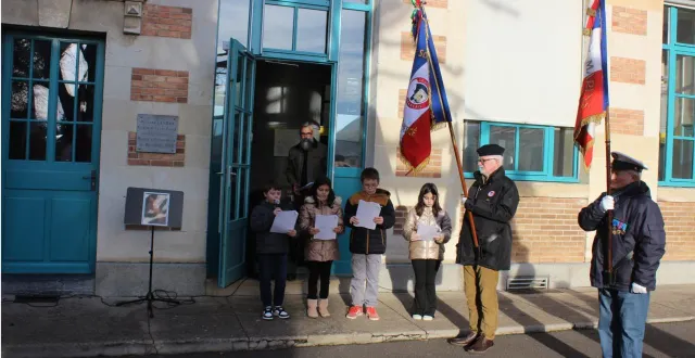 photo  plusieurs élèves ont lu un texte retraçant la vie de gabrielle legras.  &copy;  le maine libre 