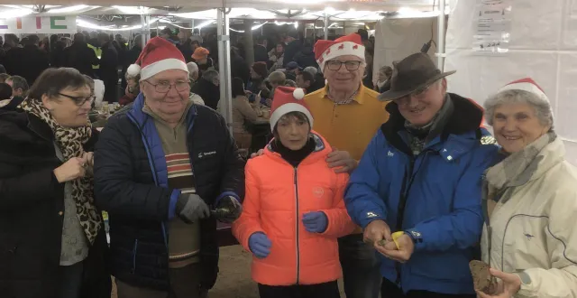 photo  de gauche à droite pascale chantoiseau, bernard janvier, patricia métris, claude guimier, alain et sylviane rouillon-chobeaux du comité des fêtes de rouillon.  &copy;  le maine libre 