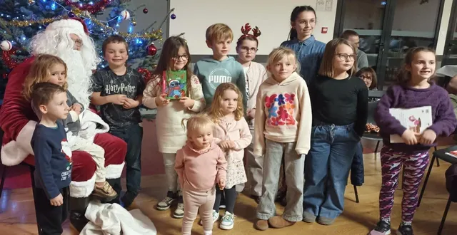 photo  les enfants ont reçu livre et chocolat.  &copy;  le maine libre 