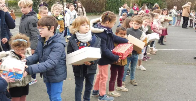 photo  dans la cour de leur école, les enfants ont fait la chaîne pour porter les boîtes de noël jusqu’aux véhicules chargés de les transporter.  &copy;  co. 