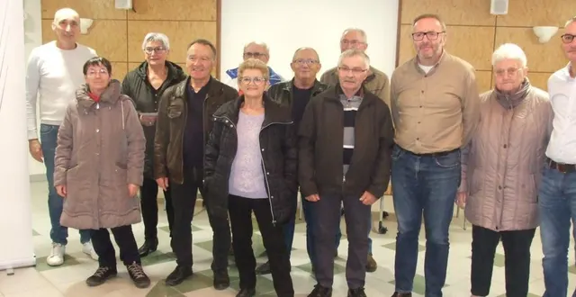 photo  sylviane dubuisson (au centre) avec les autres lauréats du concours de fleurissement  &copy;  ouest-france 