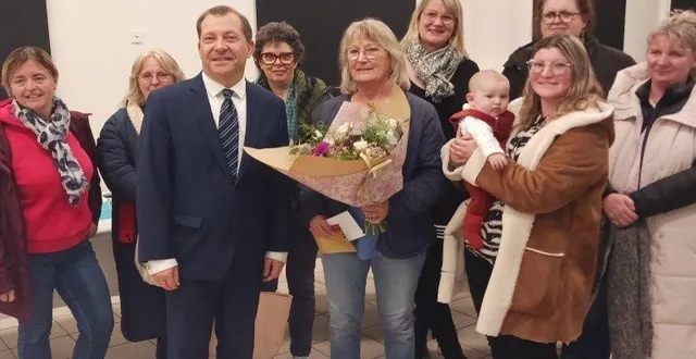 photo  sébastien gouhier, le maire, catherine méchin, et le petit matthias dans les bras de sa maman, shannon, entourés de certains de leurs collègues.  &copy;  ouest-france 