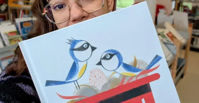 photo  louison bruneau, bibliothécaire, présente l’album offert aux tout-petits afin de les sensibiliser à la lecture.  &copy;  ouest-france 