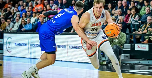 photo  l’ailier du msb david dileo (balle en main), mardi 16 décembre 2025 à antarès, lors de la réception du spartak subotica en ligue des champions.  &copy;  le maine libre - yvon loué 