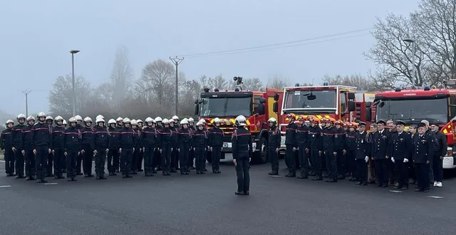 photo  les 55 sapeurs-pompiers des trois-rivières réunis devant les engins du centre de secours pour la sainte-barbe, aux côtés des anciens.  &copy;  co 