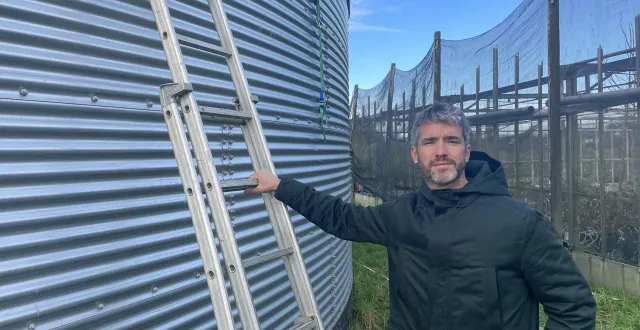 photo  « c’est un système parfaitement écologique », soutient baptise canivet devant son réservoir où l’eau des toits est stockée.  &copy;  ouest-france 
