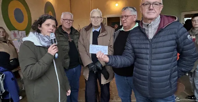 photo  william touchard et la directrice de l’école jules-ferry lors de la remise du chèque, jeudi 18 décembre 2025.  &copy;  le maine libre 