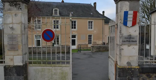 photo  l’entrée de l’école des prés hauts.   &copy;  le maine libre 