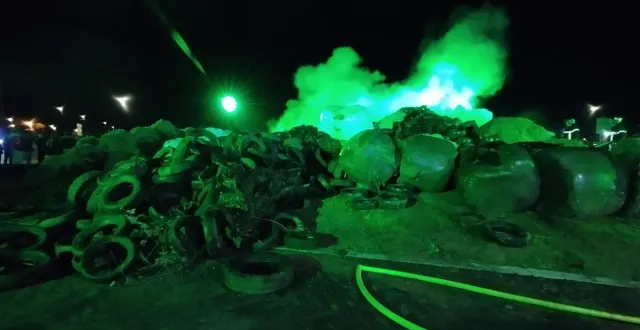 photo  les agriculteurs ont déversé à anova avant de mettre le feu.  &copy;  photo fournie par un témoin 