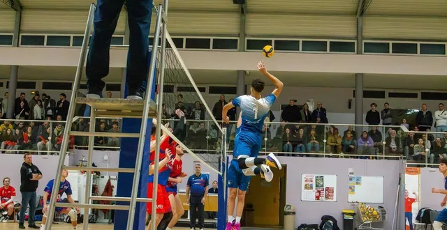 photo  coulaines (en bleu) face à l’ugs asca le mans (en rouge), le 29 novembre 2025.  &copy;  le maine libre 