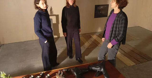 photo  julie, delphine et marine devant leurs œuvres exposées à la manufacture, impasse des petits-pères. avec cette initiative, l’impasse des petits-pères renaît sous un double signe : celui de la tranquillité retrouvée et celui d’un nouveau dynamisme culturel porté par les habitants eux-mêmes.  &copy;  ouest-france 