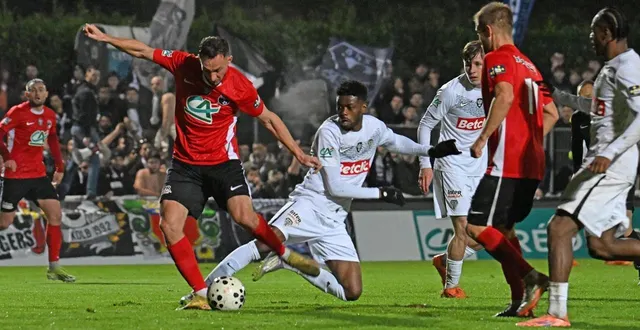 photo  abdoulaye bamba et le sco ont cru voir la porte des 16es de finale se refermer, vendredi 19 décembre, aux herbiers.  &copy;   jérôme fouquet / ouest-france. 