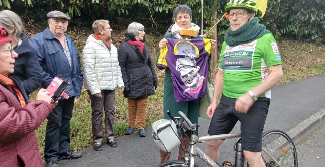 photo  à l’issue de sa performance, robert cuizinaud a reçu un maillot de raymond poulidor.   &copy;  le maine libre 