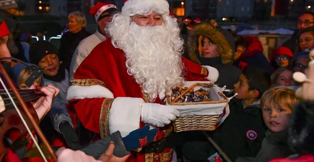 photo  dans la hotte du père noël, pourquoi ne pas y glisser des cadeaux made in sarthe ?  &copy;  archives le maine libre - yvon loué 