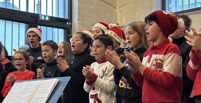 photo  les chorales enfants, jeunes et adultes ont interprété des chants de noël à la halle-au- blé à la flèche (sarthe), devant un public nombreux ce samedi 20 décembre 2025.  &copy;  ouest-france 