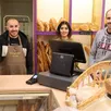 photo  mohamed hamma, fatima oukhouch et lahcen oukhouch font partie de la nouvelle équipe à la tête de la boulangerie-pâtisserie d’auvers-le-hamon, rouverte depuis le 20 décembre 2025. 