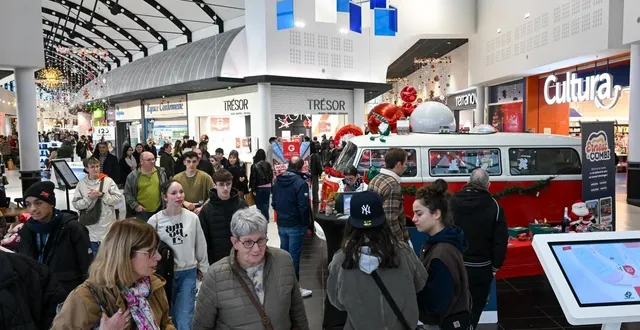 photo  angers, avenue montaigne, 20 décembre 2025. vers 17 heures, au plus fort de la journée, 3 500 personnes fréquentaient les allées de la galerie espace anjou.  &copy;  co - laurent combet 