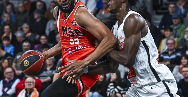 photo  tashawn thomas (balle en main) et le msb ont dominé valentin chéry et gravelines dunkerque, ce samedi 20 décembre 2025 à antarès.  &copy;  le maine libre - denis lambert 