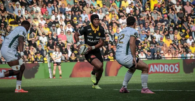 photo  uj seuteni a déchiré plusieurs fois le rideau défensif, mettant le stade rochelais dans l’avancée et délivrant deux offrandes à nathan bollengier, samedi 20 décembre 2025, contre bayonne.  &copy;  archives co - jordan magneron 
