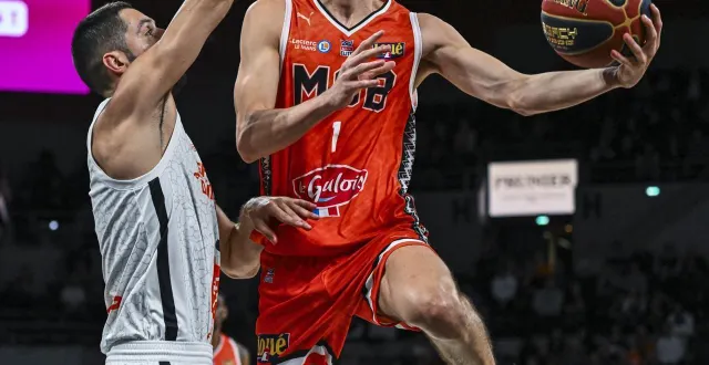 photo  le jeune manceau bastien grasshoff (balle en main) a inscrit six points dans le succès de son équipe face au bcm gravelines dunkerque de gauthier denis.  &copy;  le maine libre - denis lambert 