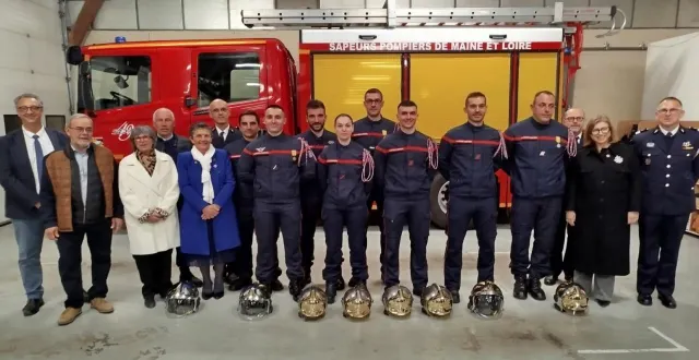 photo  élus et pompiers promus au centre de secours de chalonnes-sur-loire.  &copy;  co 