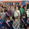 photo  les nouveaux jeunes élus ceints de leur écharpe tricolore avec des élus adultes. 