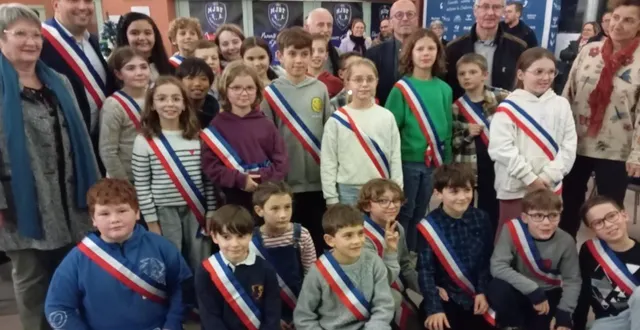 photo  les nouveaux jeunes élus ceints de leur écharpe tricolore avec des élus adultes.  &copy;  co 