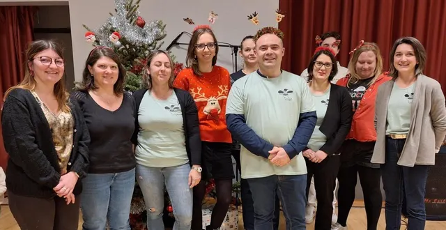photo  l'équipe enseignante et des membres de l'ape pour une belle soirée festive.  &copy;  le maine libre 